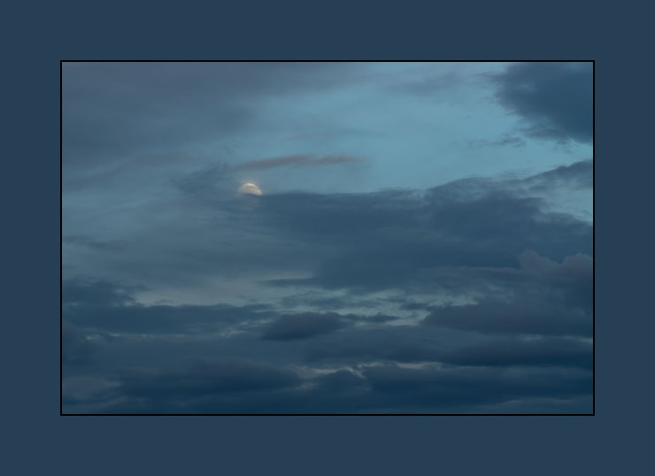fly_moon_site9749